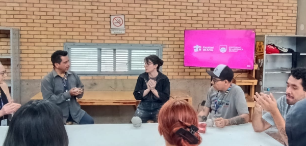 Erika Bamonde visita la Universidad de las Artes